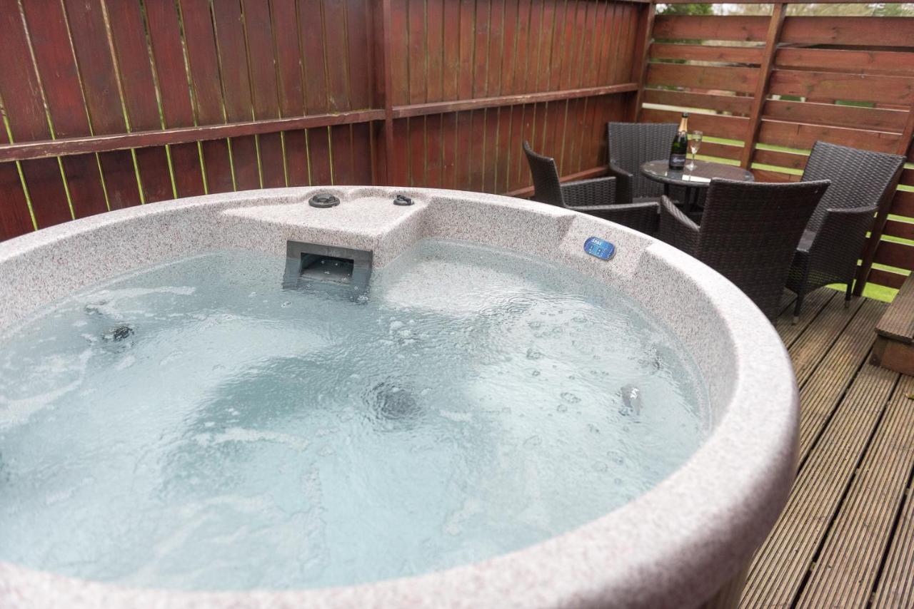 Conifer Lodge 25 With Hot Tub Newton Stewart Minnigaff Exterior photo