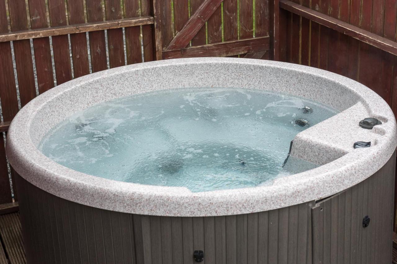 Conifer Lodge 25 With Hot Tub Newton Stewart Minnigaff Exterior photo